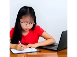 Read more about the article Should Parents Monitor Their Teenagers’ Mobile Phone Usage?